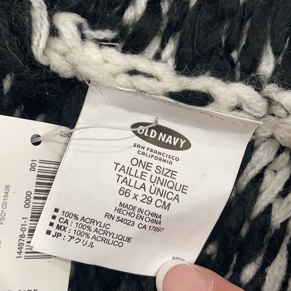 NWT OLD NAVY Black & White Soft Infinity Chunky Scarf - Picture 3 of 4